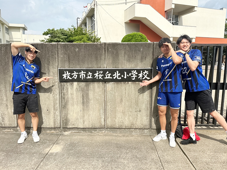 写真:ポーズをとる伊藤選手、仲本選手、小宮選手