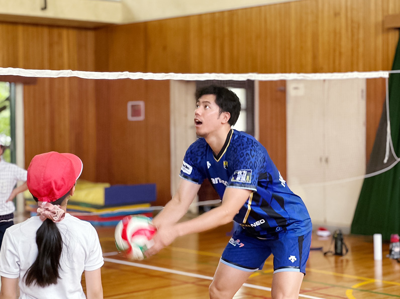 写真:子供たちに教える仲本選手