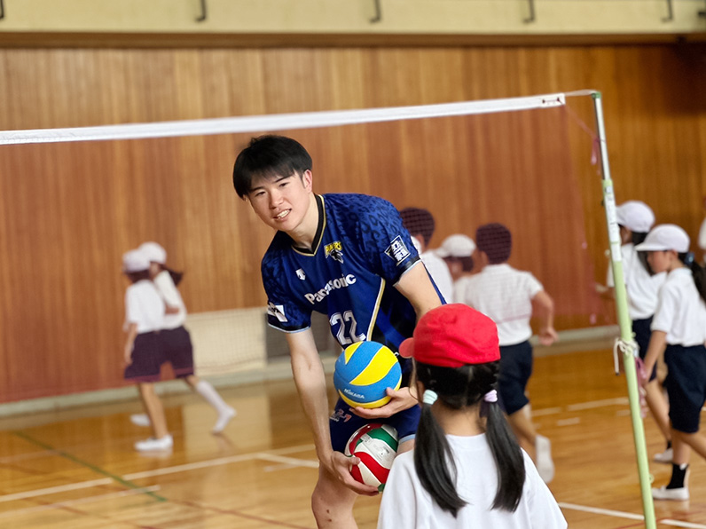 写真:子供たちに教える小宮選手