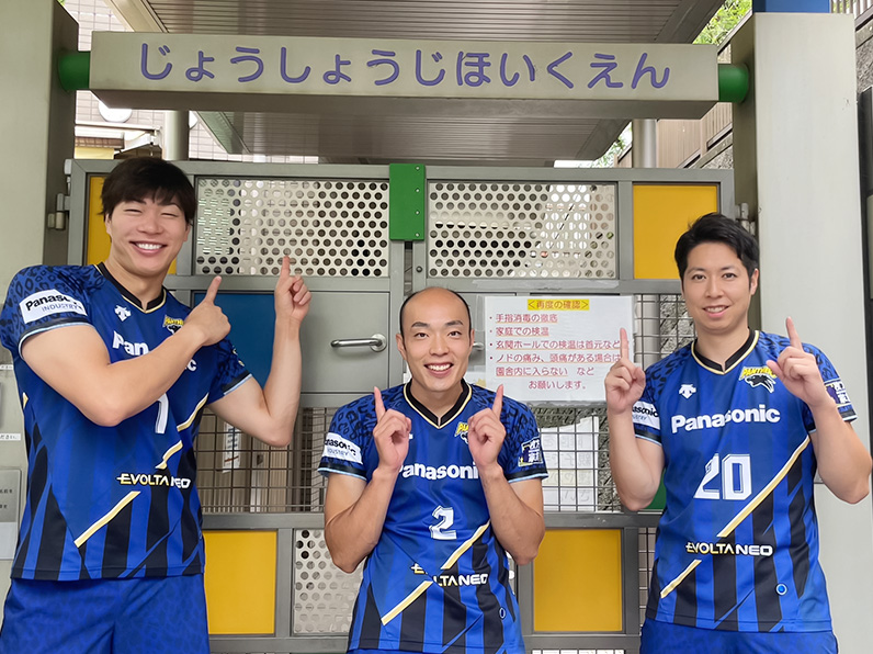 写真:ポーズをとる清水選手、深津選手、新選手