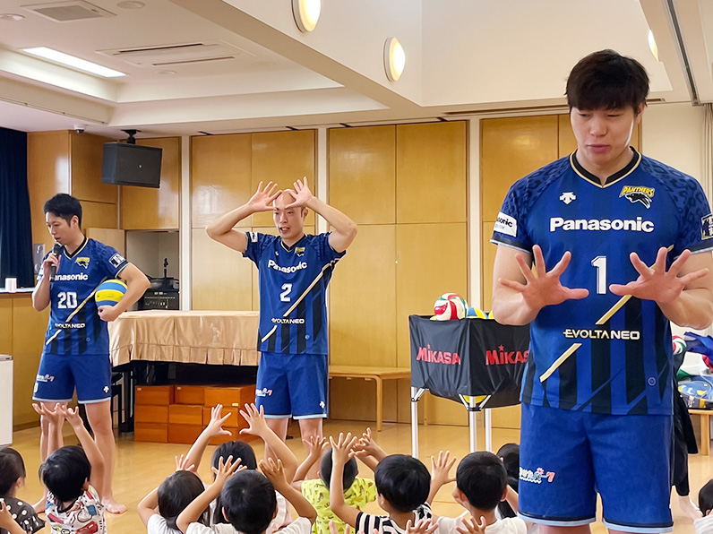写真:練習をする選手と子供たち