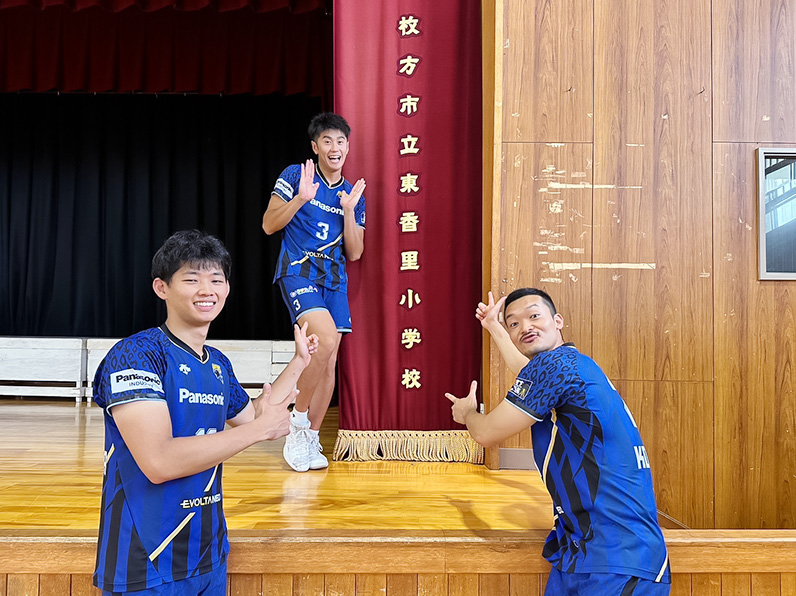 写真:ポーズをとる西川選手、中村選手、兒玉選手