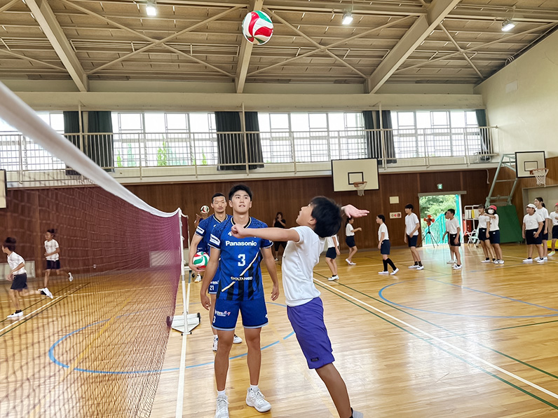 写真:練習をする選手と小学生たち