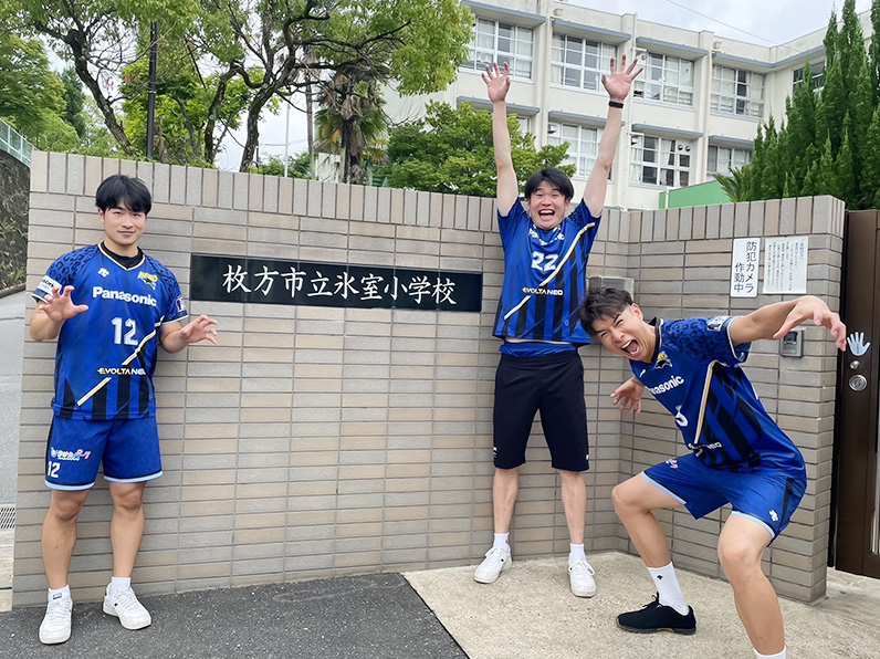 写真:ポーズをとる伊藤選手、小宮選手、今村選手