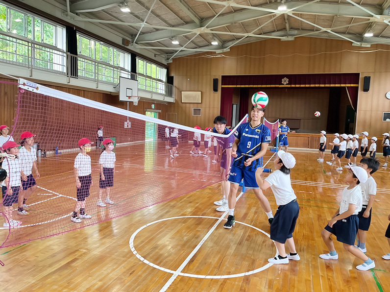 写真:練習をする選手と小学生たち