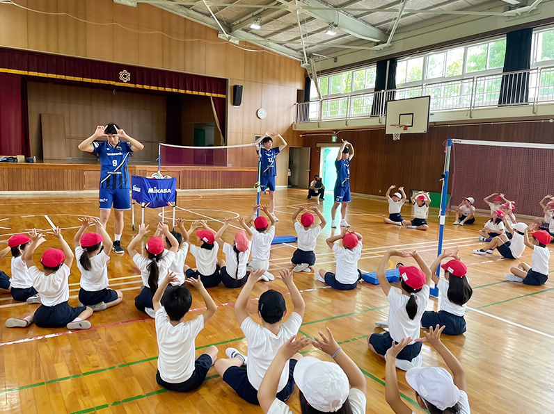 写真:練習をする選手と小学生たち
