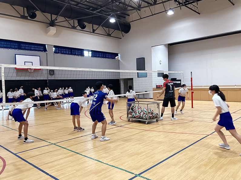 写真：練習をする選手と中学生