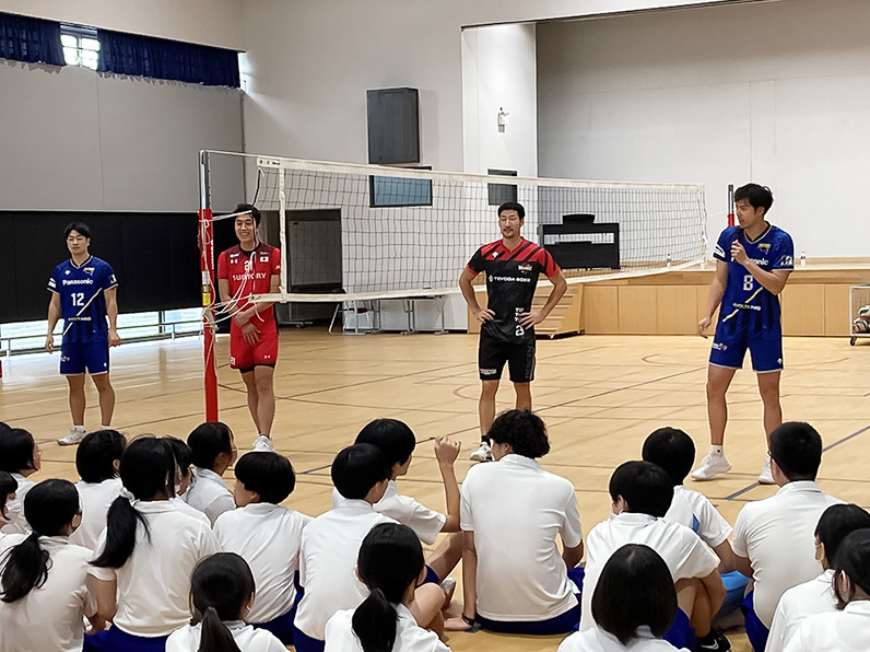 写真：マイクで中学生に話す選手