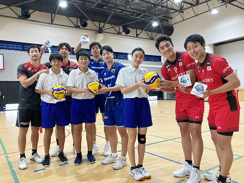 写真：選手たちと中学生たち