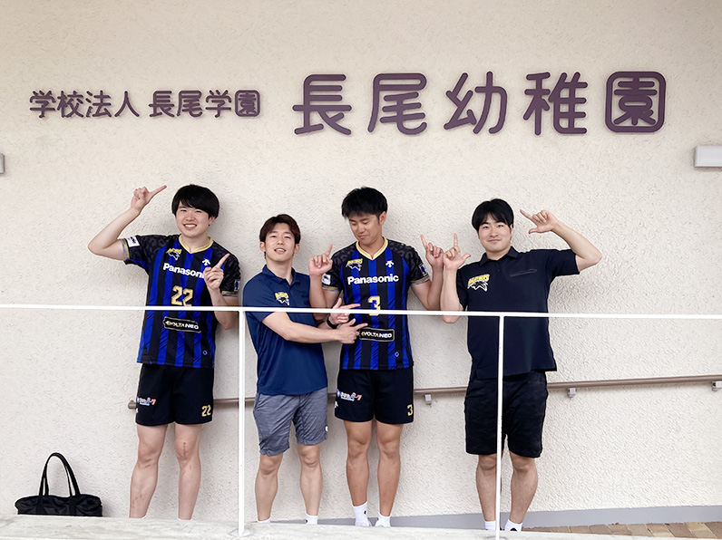 写真:ポーズをとる小宮選手、山口コーチ、中村選手、伊藤アカデミーコーチ