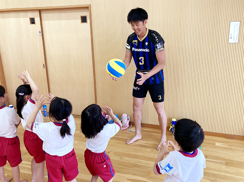 写真:練習をする選手と子供たち
