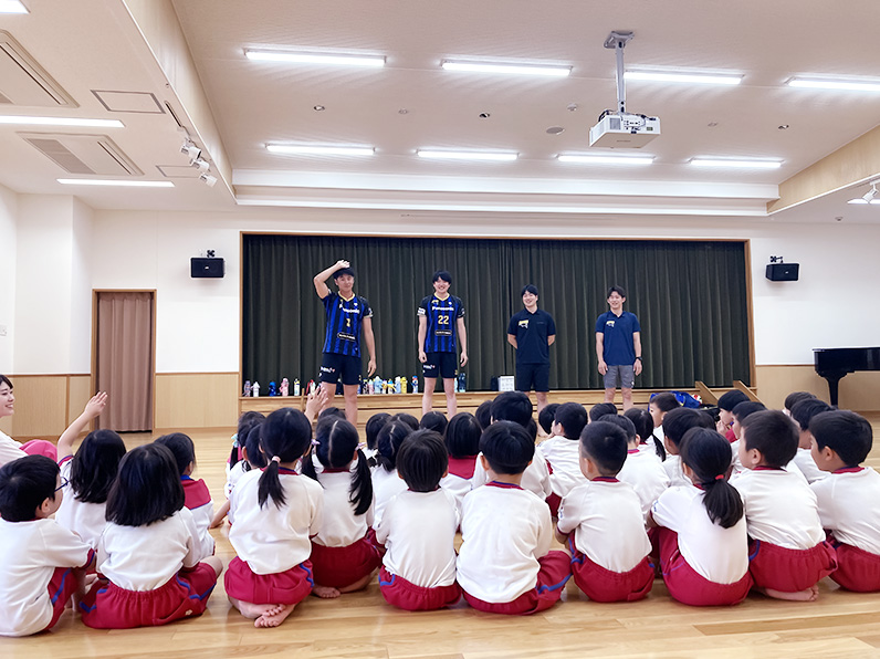 写真:指導する選手と話を聞いている子供たち