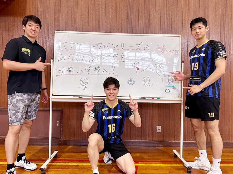 写真:ポーズをとる白澤コーチ、池城選手、西川選手