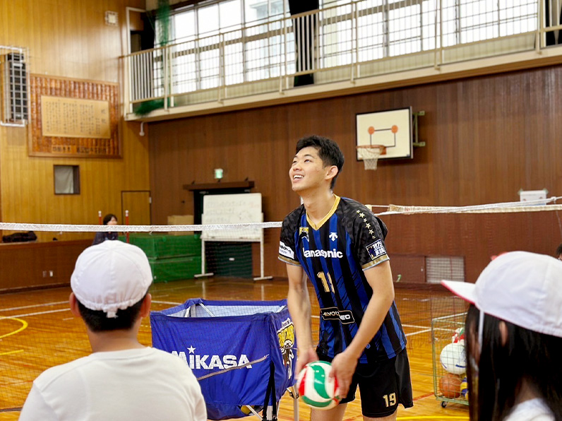 写真:練習をする選手と小学生たち