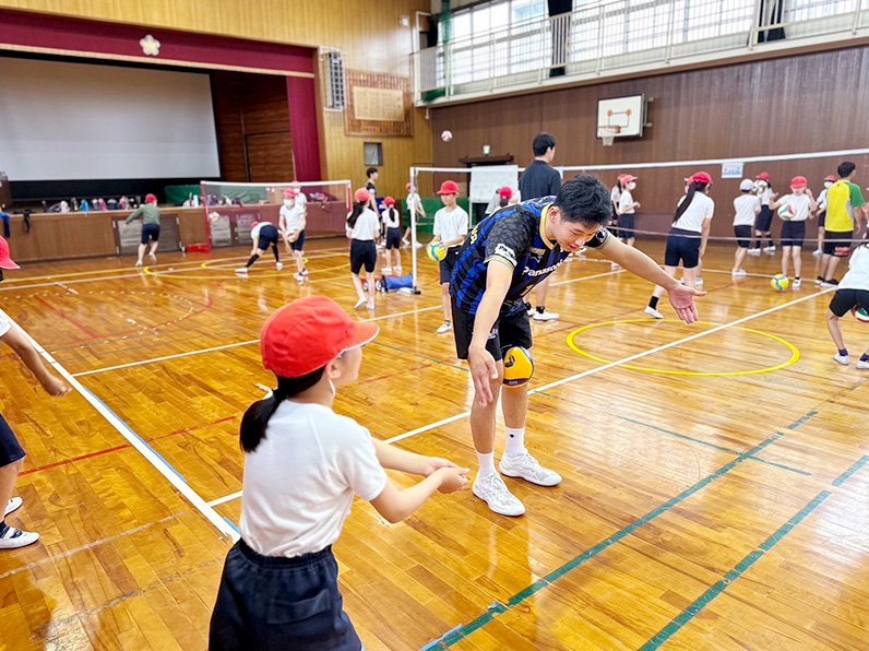 写真:練習をする選手と小学生たち