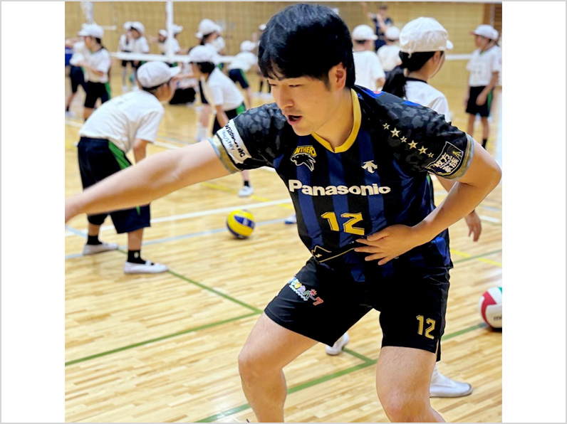 写真：練習をする選手と子供たち