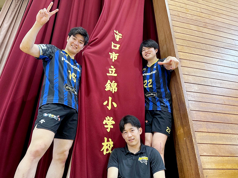 写真:ポーズをとる池城選手、山口コーチ、小宮選手