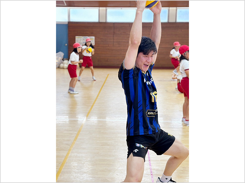 写真:練習をする選手と子供たち