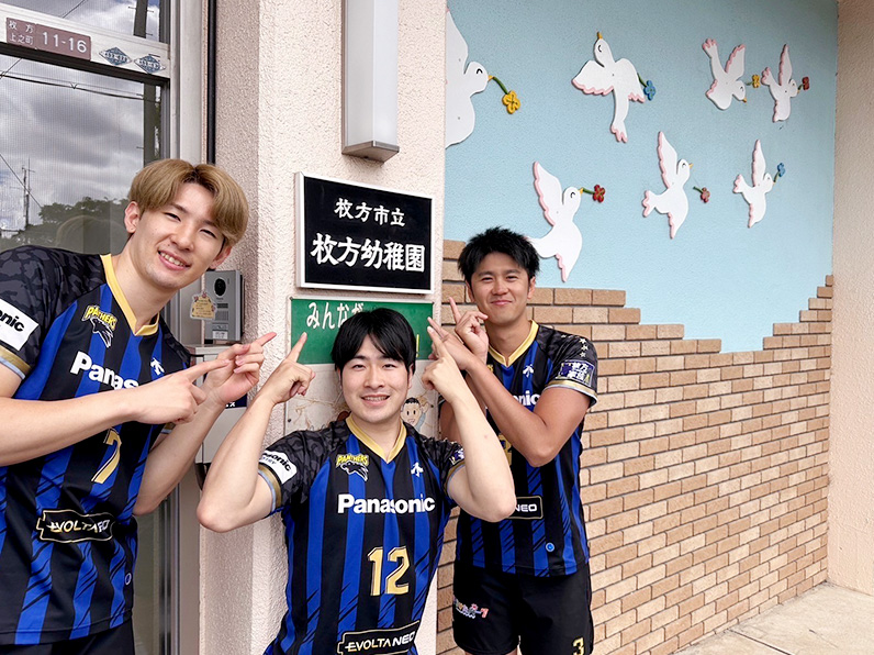写真:ポーズをとる垂水選手、伊藤アカデミーコーチ、中村選手
