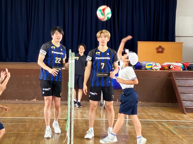 写真:練習をする選手と子供たち