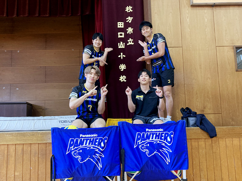 写真：ポーズをとる伊藤コーチ、中村選手、垂水選手、山口コーチ