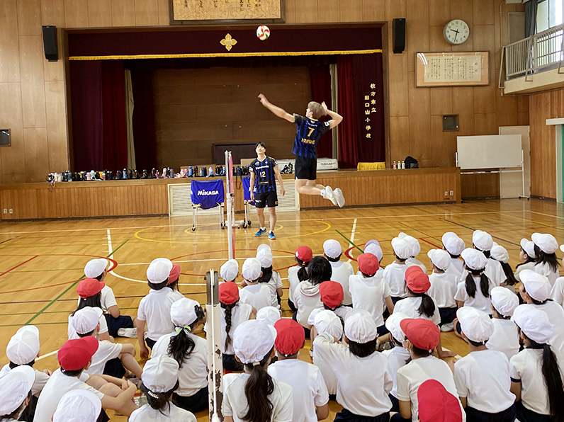 写真：選手のお手本を見る小学生たち