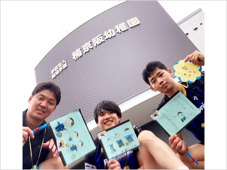 写真:ポーズをとる白澤コーチ・小宮選手・西川馨選手