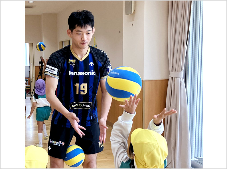 写真:練習をする選手と子供たち