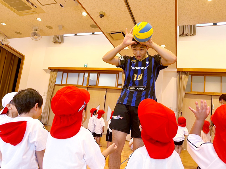 写真：練習をする選手と子供たち