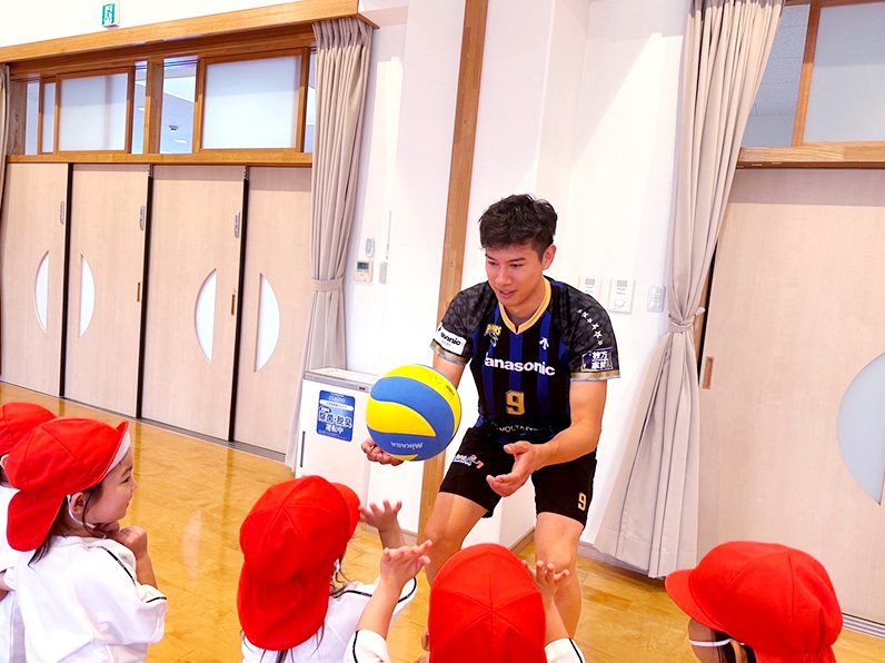 写真：練習をする選手と子供たち