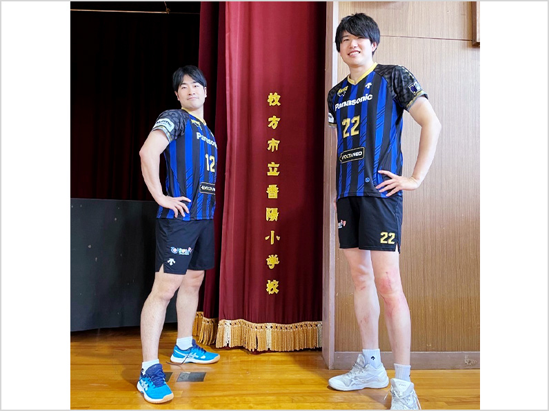 写真：ポーズをとる伊藤アカデミーコーチ、小宮選手