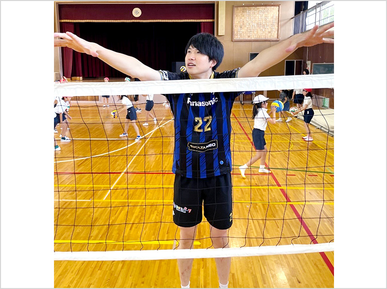 写真：練習をする選手と子供たち