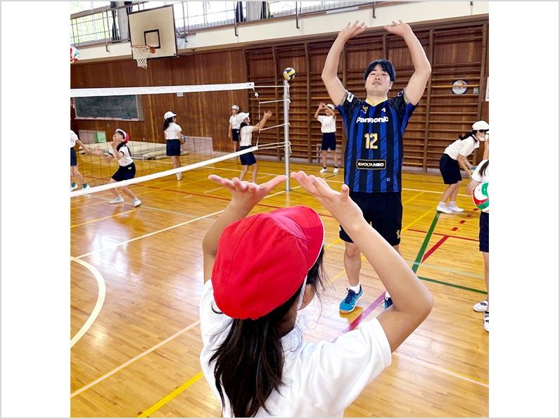写真：練習をする選手と子供たち