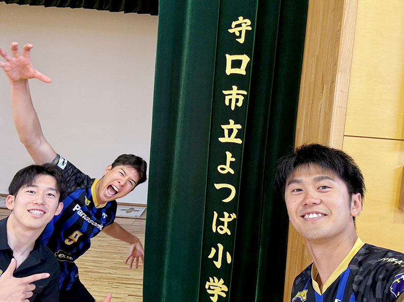 写真:ポーズをとる山口コーチ、今村選手、中村選手