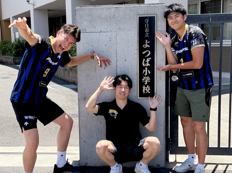 写真:ポーズをとる山口コーチ、今村選手、中村選手