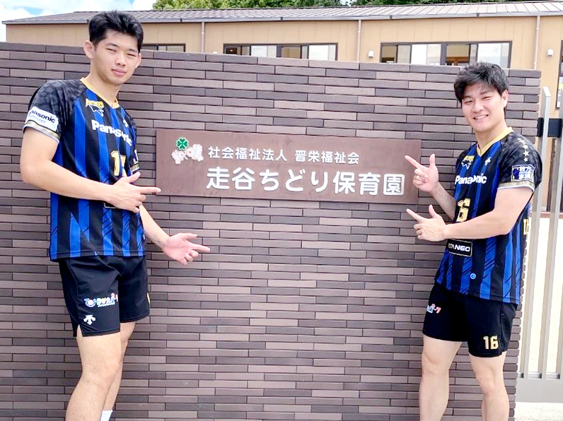 写真:ポーズをとる池城選手・西川馨選手