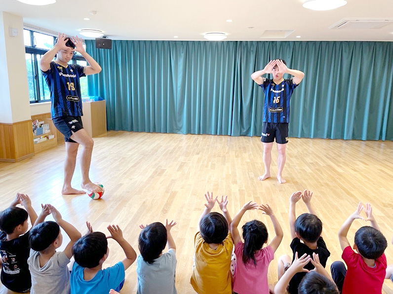写真:練習をする選手と子供たち