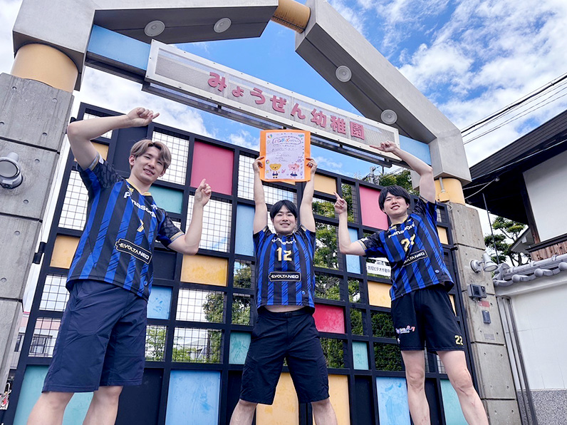 写真:ポーズをとる池垂水選手、伊藤アカデミーコーチ、小宮選手