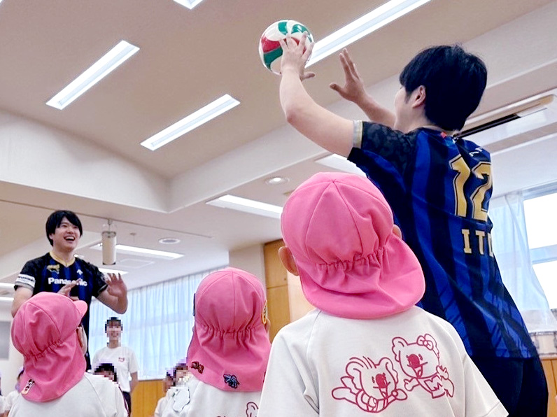 写真:練習をする選手と子供たち