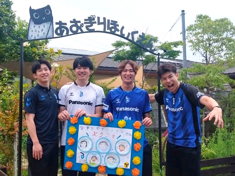 写真:ポーズをとる山口コーチ、小宮選手、永露選手、今村選手