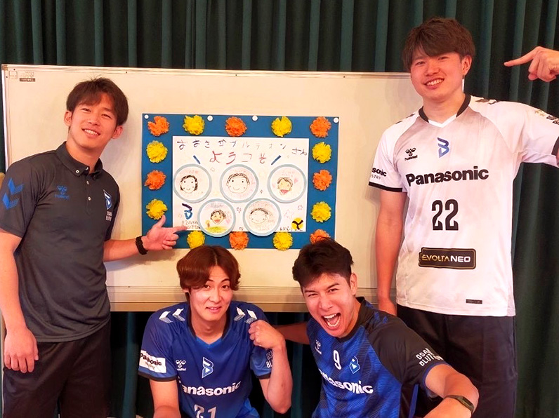 写真:ポーズをとる山口コーチ、永露選手、今村選手、小宮選手