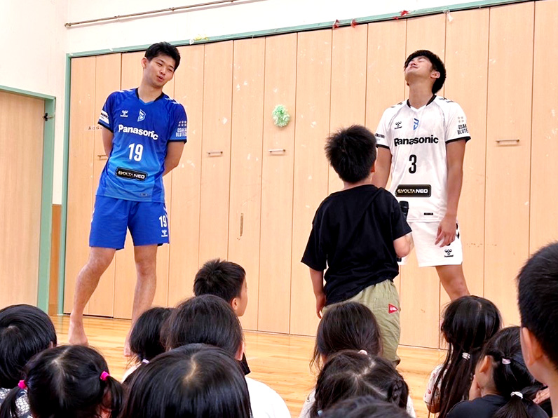 写真:子供たちと交流する西川選手、中村選手