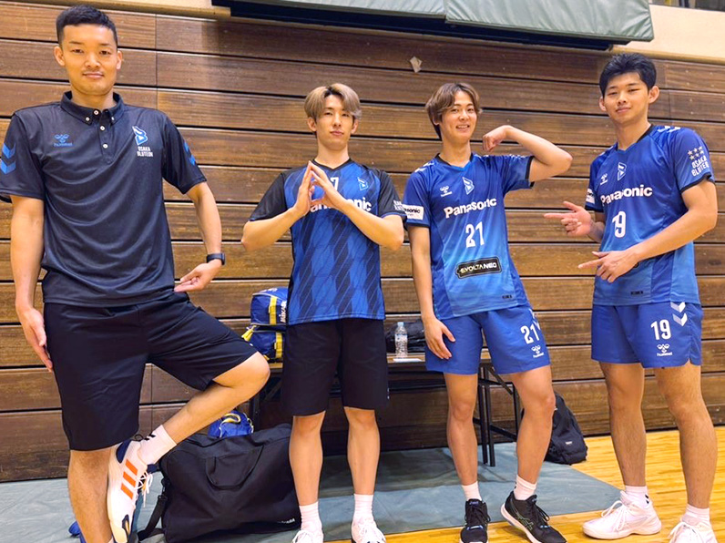 写真：ポーズをとる兒玉さん（OB）、垂水選手、永露選手、西川選手