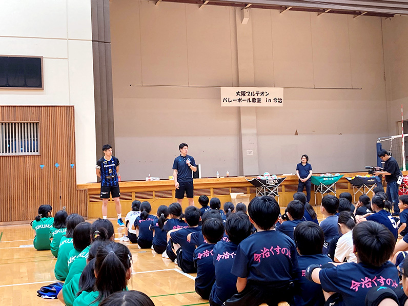 写真:話をする白澤コーチと聞いている子供たち