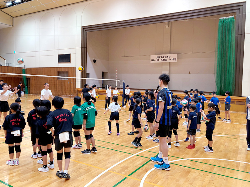 写真:練習をする選手と子供たち