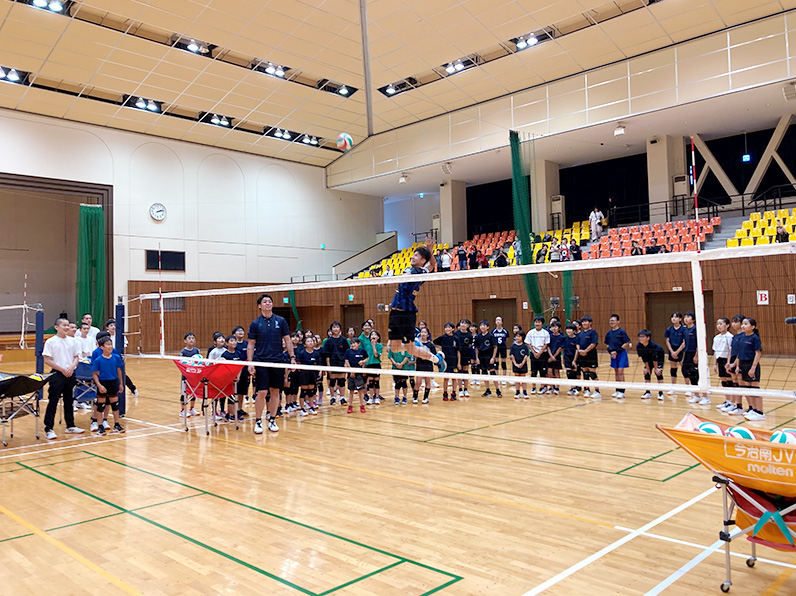 写真:手本を見せる今村選手と見学している子供たち