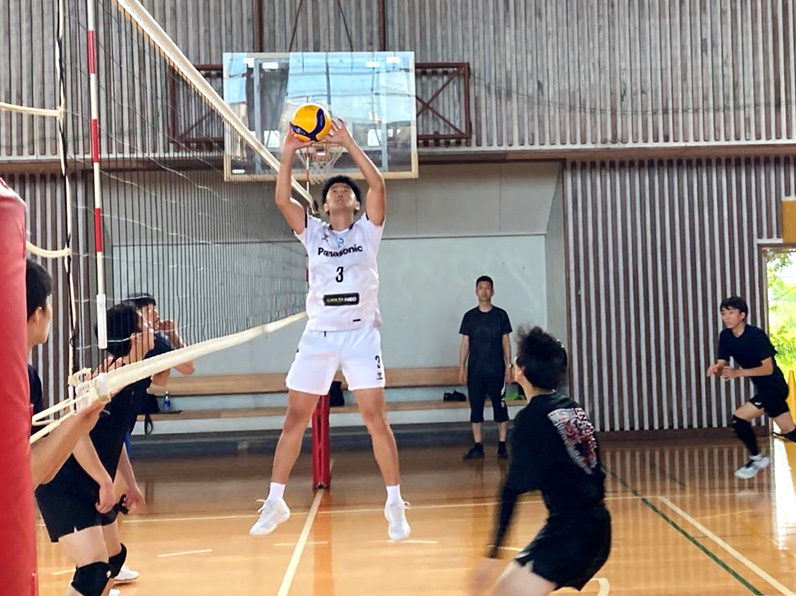 写真：練習をする選手と子供たち