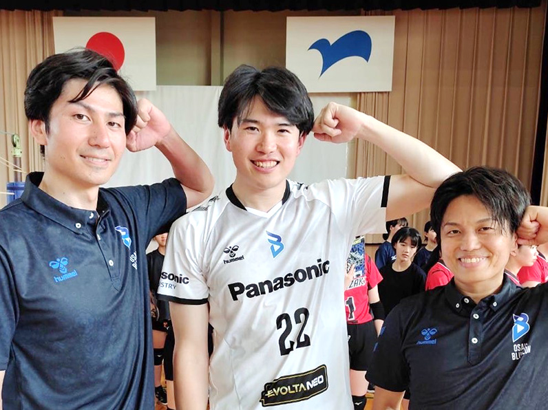 写真:ポーズをとる山添さん、小宮選手、岩沢アナリスト