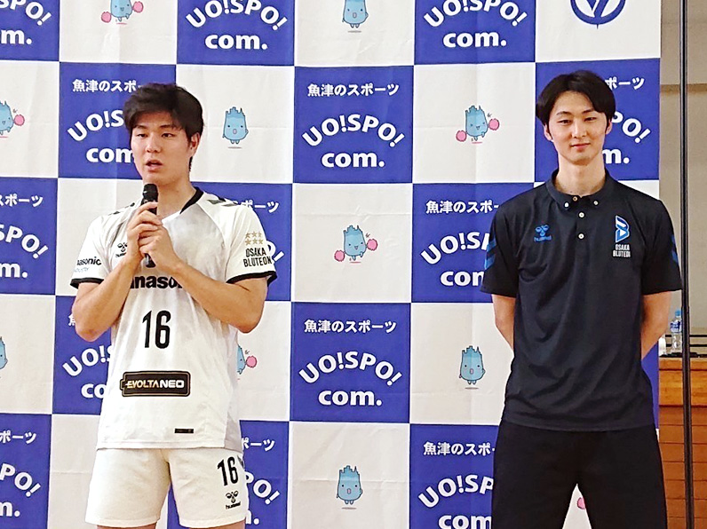 写真：話をする池城選手、牧山マネージャー