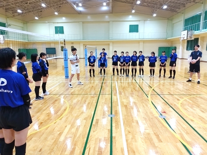 写真：話をする選手と聞いている子供たち